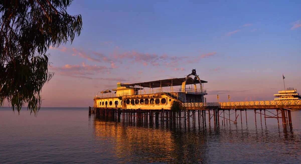 Причал. Пирсы и причалы. Причал. Алупка пирс. Старый причал фото.