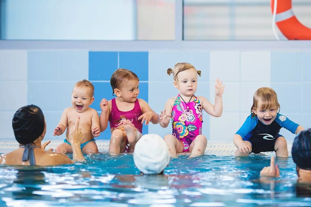 Упражнения для бассейна для детей. Занятия в бассейне для детей. Групповые занятия в бассейне для детей. Дети в бассейне. Занятия в бассейне с малышом.