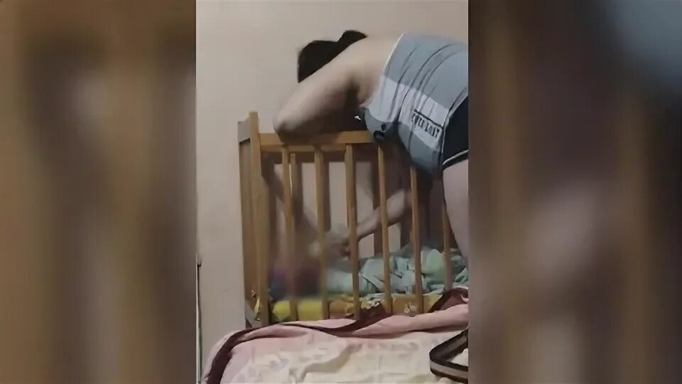 Мать издевалась над дочерью. Мама надругалась. Видео где мать бьет ребенка. Родители издевались над ребенком. Издивательство над ребёнком.