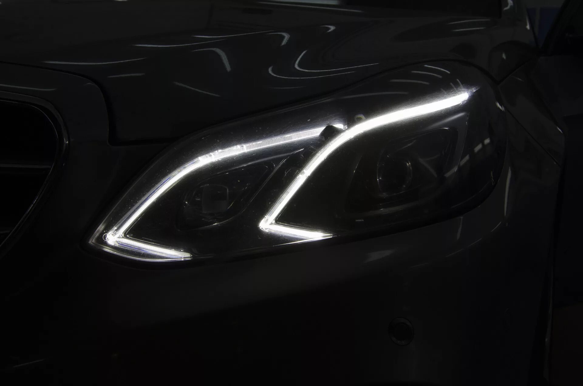 Мерседес c63 amg в темноте. Фары мерседес c63 amg. Фара mercedes s63 amg. Мерседес амг фары. Mercedes e63 s фары.