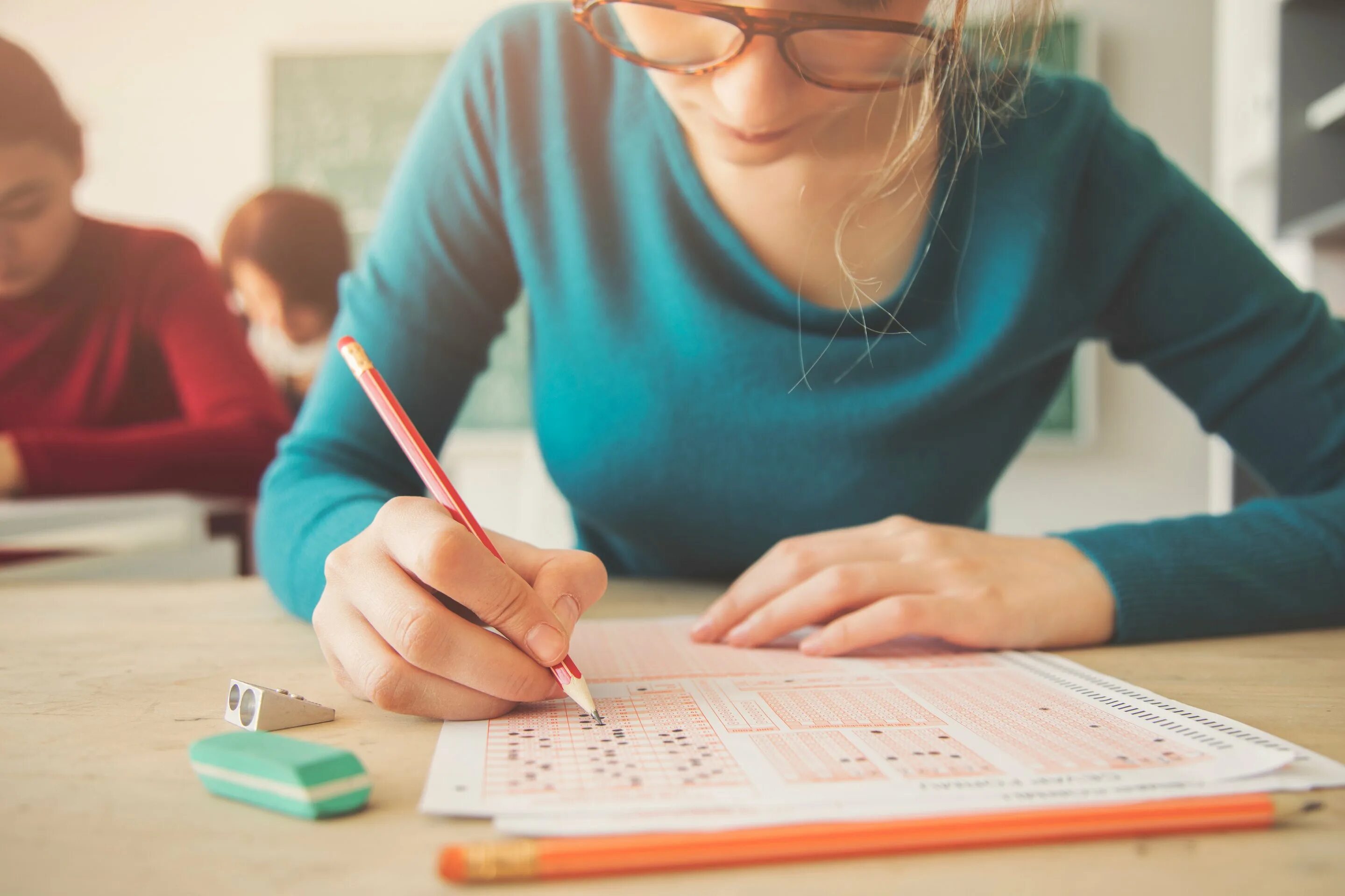 Examination student. Письменный тест. Экзамен тестирование. Письменный экзамен. Человек проходит тест.