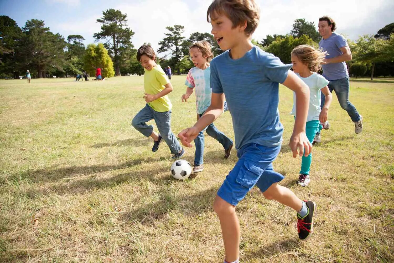 I can playing football. Дети играют. Дети играют в футбол. Картинка дети играют. Дети на физкультуре.