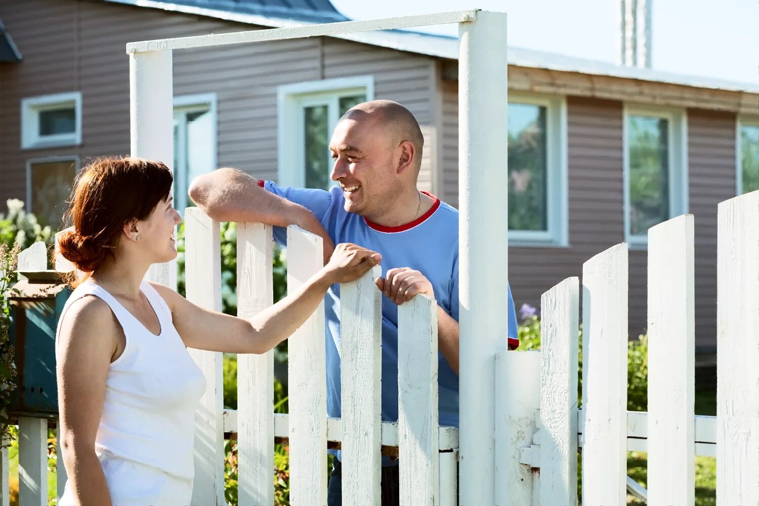 Neighbour mom. Человек у забора. Человек около забора. Забор дружные соседи. Соседи по дому.