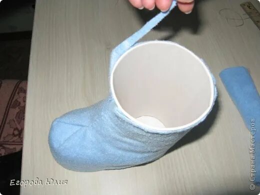 Сапоги из цветного картона. Сапожок для подарков из бумаги. Поделка из бумаги новогодний валенок. Как сделать сапог из картона. Носки для подарков из бумаги.