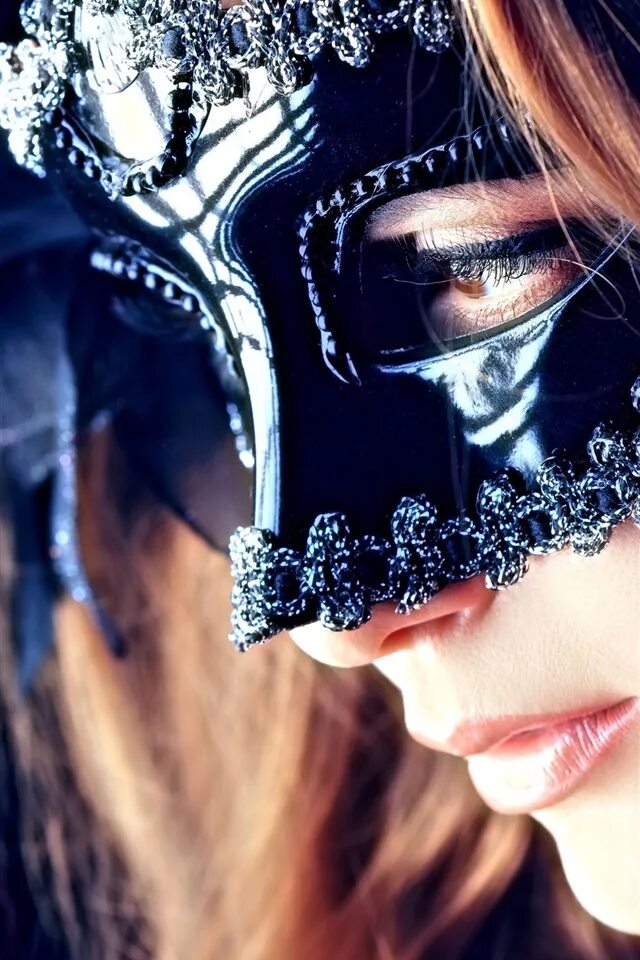 Она загадочная девушка. Она загадочная девушка. Девушка в шляпе. Красивая загадочная девушка. Загадочная дама.