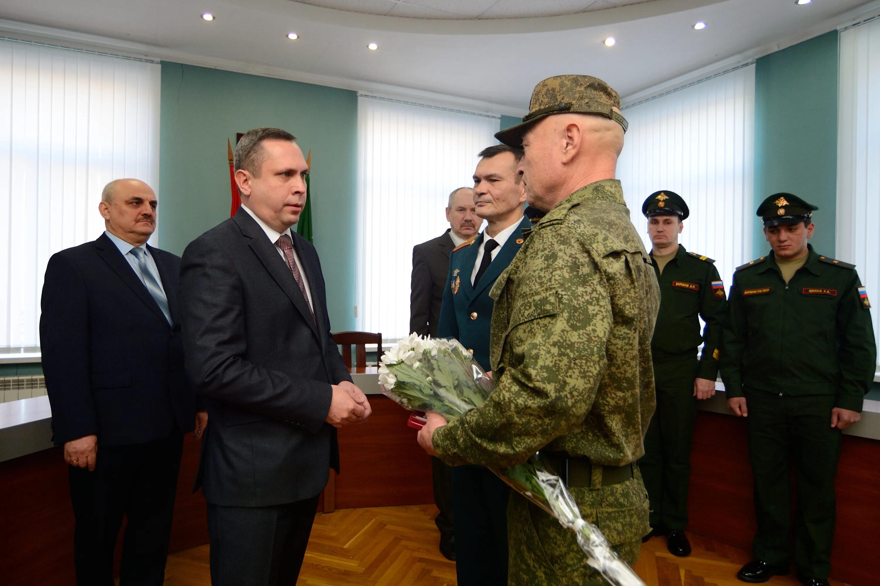 Сво майкоп. Мэр Майкопа Митрофанов. Награждение военнослужащих. Золотов наградил военнослужащих.