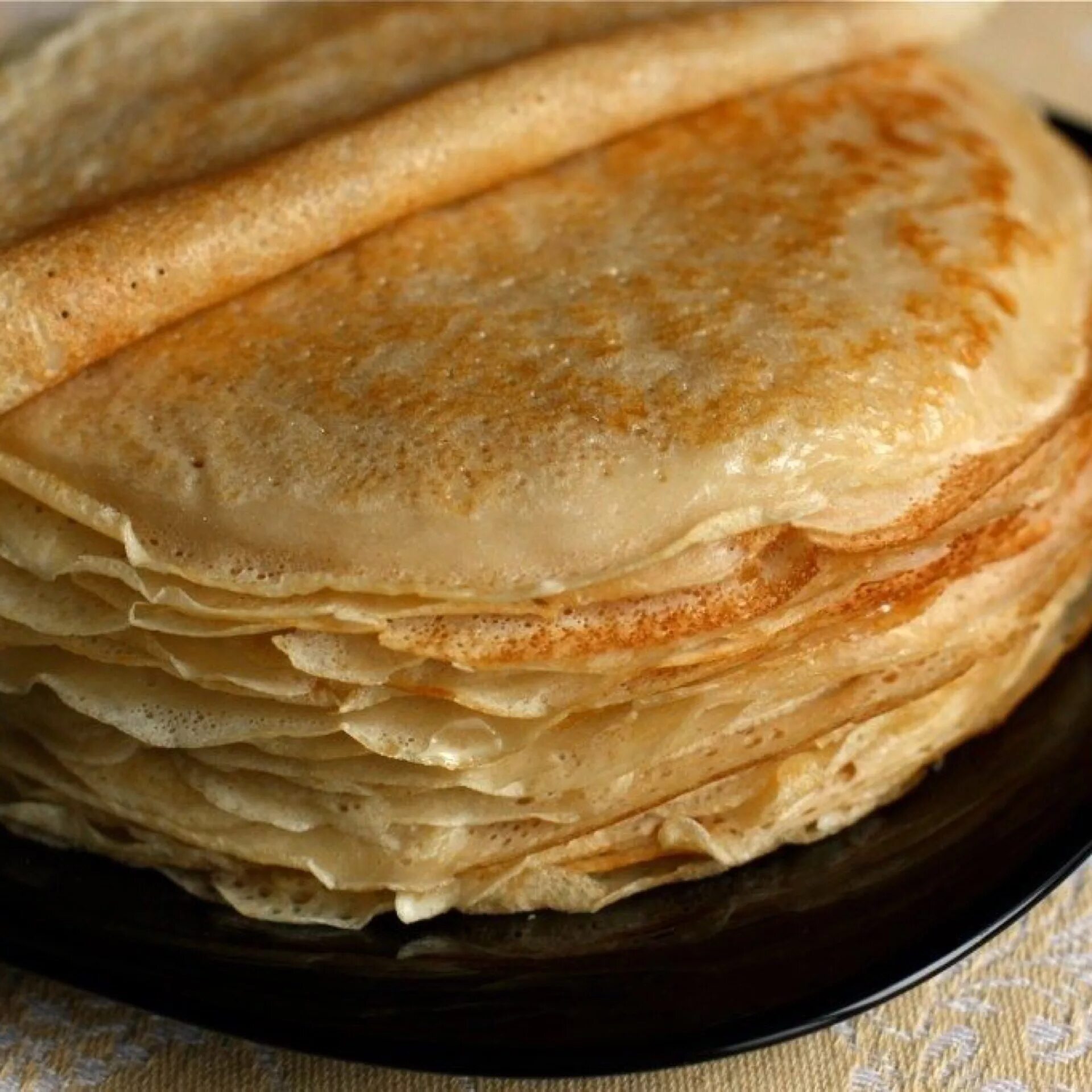 блинчики домашние. блины фото. блины дома на молоке. блины на тарелке. блинчики на тарелке.