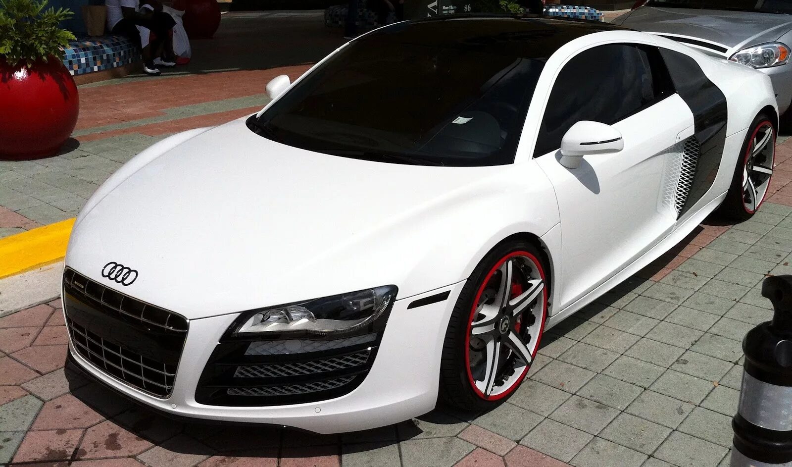 Белый цвет машины фото. Ауди р8 белая. Audi r8 White. Audi r8 белая. Audi r8 Black.