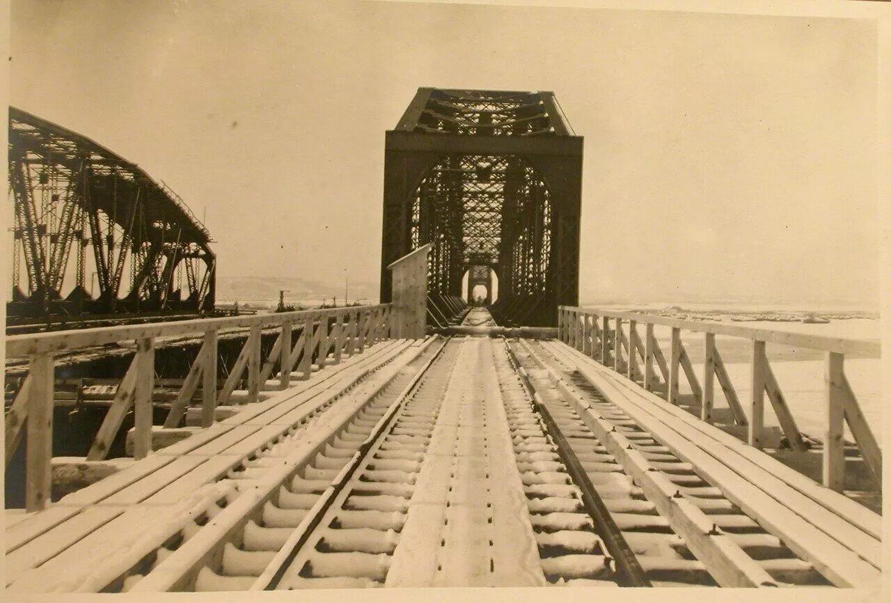 Саратовский Железнодорожный мост 1930. ЖД мост императрицы Марии Киев. Железнодорожный мост через Днепр в Киеве. Саратовский ЖД мост. Мосты и железная дорога на украине