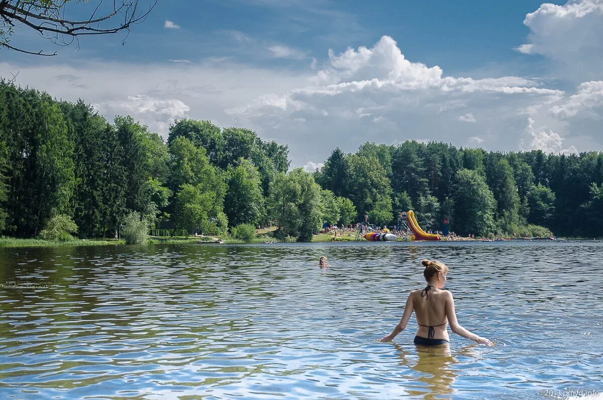 Пляж плотина на Истринском водохранилище. Пляж Трусово на Истринском водохранилище. Пятница Истринское водохранилище. Пляж Трусово Истра.