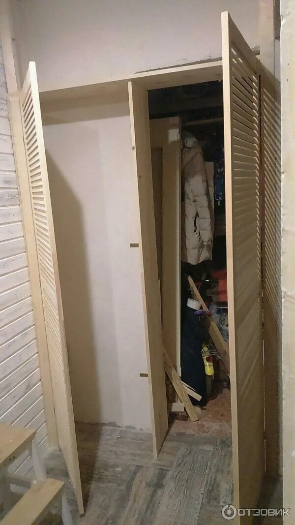 Из чего сделать двери для шкафа. Жалюзийные двери в кладовку. кладовка с жалюзийными дверцами. жалюзийные двери для кладовки в квартире. жалюзийные двери под лестницей.