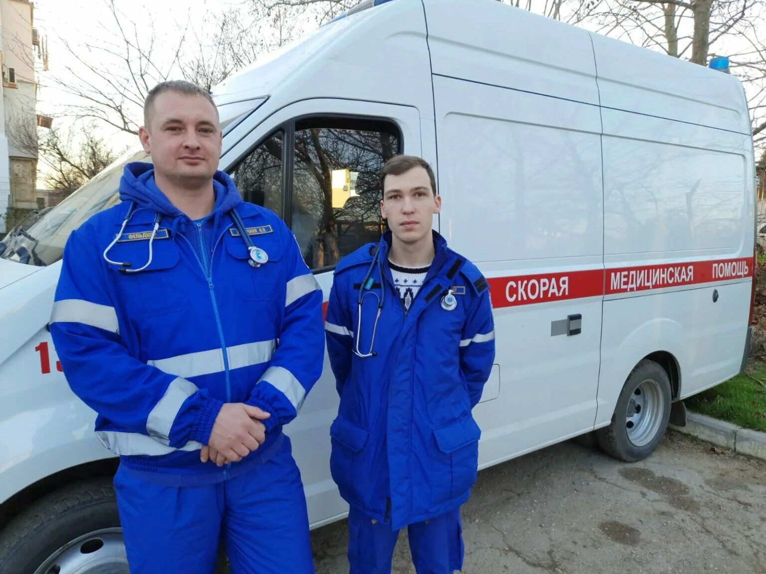 Старший врач скорой. Фельдшер скорой помощи. Сотрудники скорой помощи. Фельдшер скоророй. Бригада скорой.