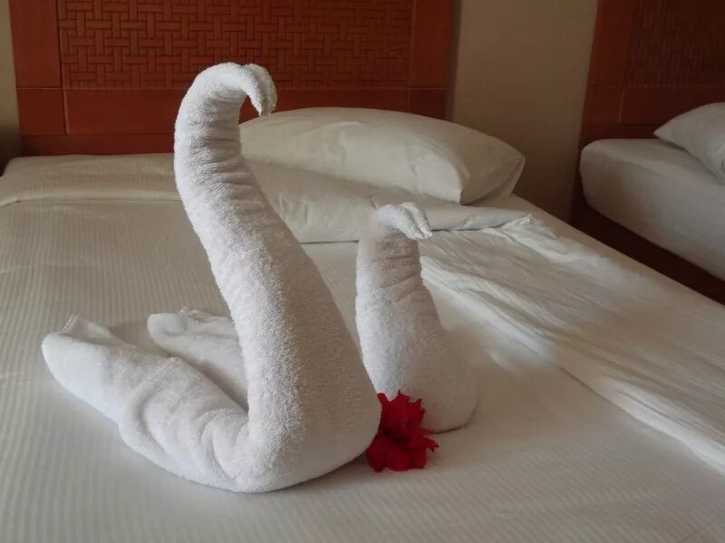 Фигуры из полотенец. Фигурки из полотенец. Лебедь из полотенца. Гусь из полотенца. Лебеди на кровати из полотенцев.