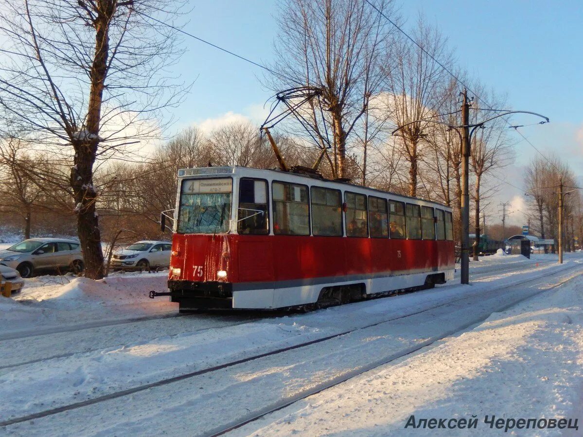Трамвай КТМ 5 В Череповце. Трамваи зимой в Череповце. Транспорт Череповец. Старые череповецкие трамваи вид с боку.