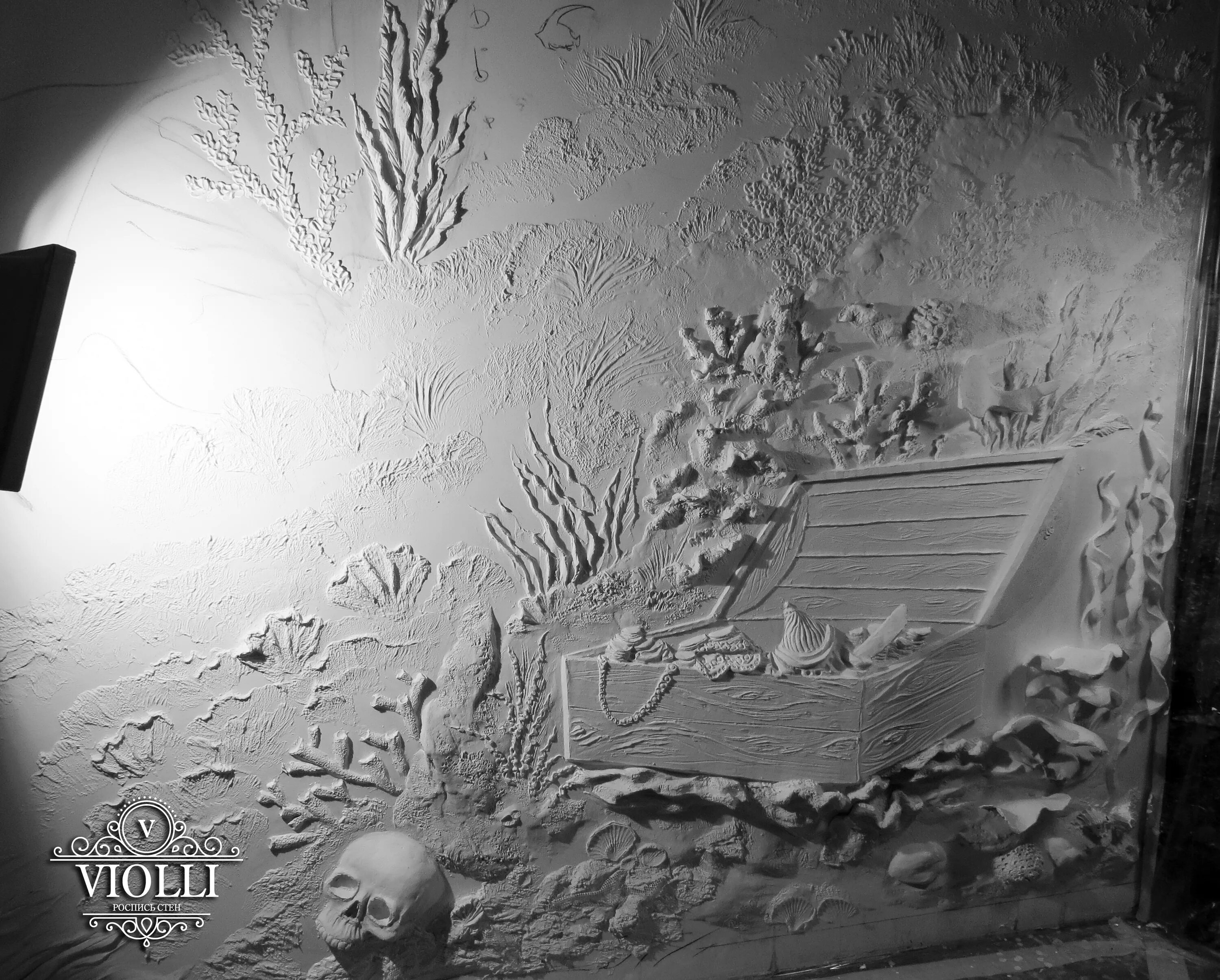 луна из декоративной штукатурки. георгий тандашвили живопись. луна из шпаклевки. аэрография на стене "луна". барельеф в современном интерьере.