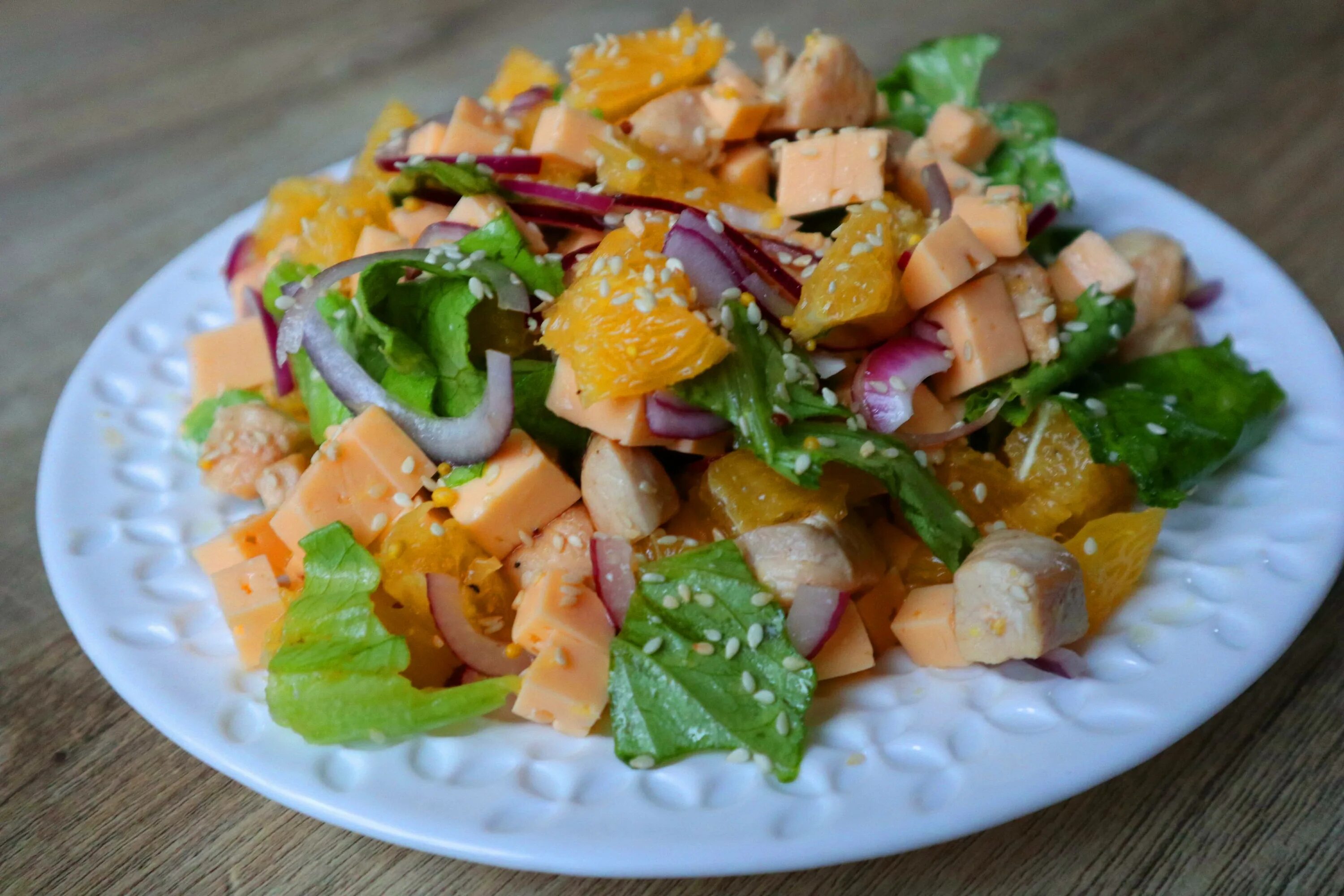 Куриные салаты с апельсином. Легкий салат с курицей и апельсином. Салат с апельсином и сыром фета. Салат с апельсином и сыром фета. Салат с апельсинами, куриным филе и сыром фета.