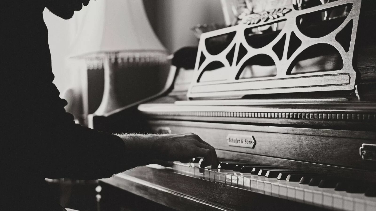 слушать медленную музыку без слов. гитарист на берегу моря. девушка с гитарой у моря. наушники для девушек. медленный фокстрот барабаны.