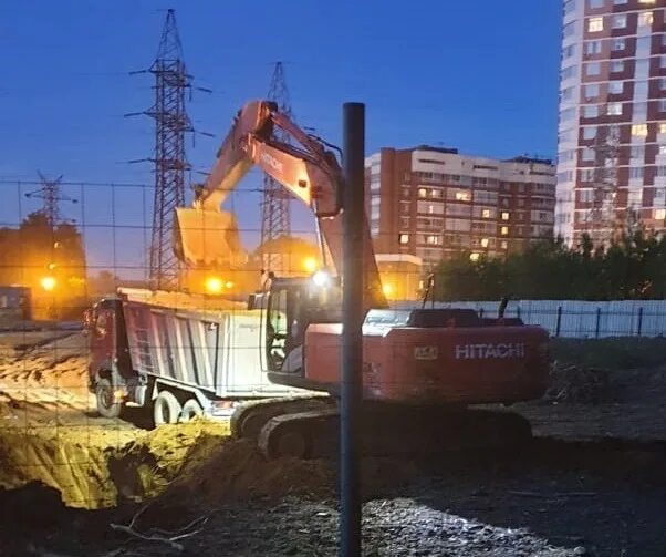 Шум строительной площадки. Крупная стройка. Вид на стройку. Строительно монтажные работы. Шум от стройки.