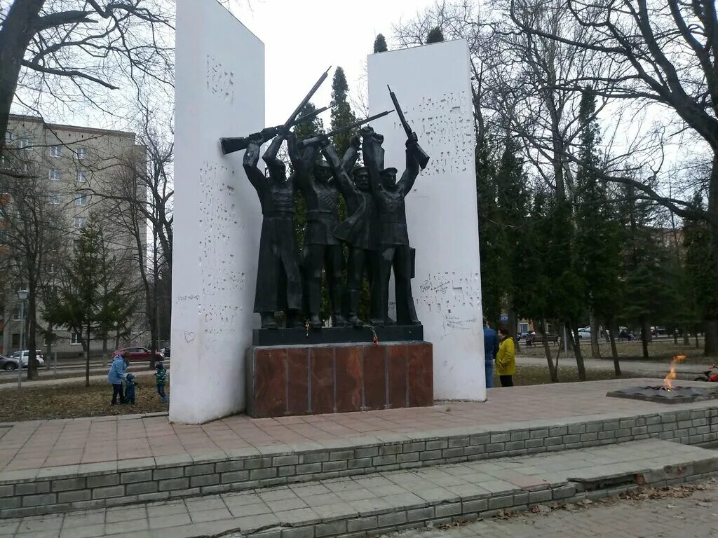 Парк бородино курск. Парк бородино курск. Парк героев гражданской. Памятник в парке бородино курск. Парк на радищева курск.