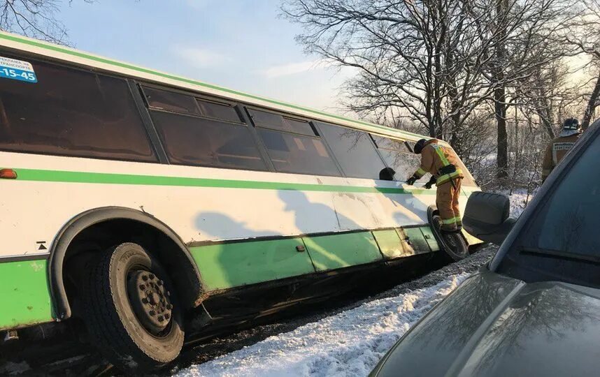 Новости про упавший автобус в санкт петербурге. Автобус упал в кювет фото. лиаз упал в кувец город ярославль. автобус упал в кювет видео. автобус улетел в кювет сегодня тосно.