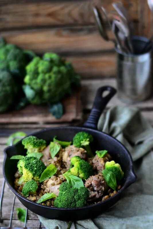 Зеленая чечевица с брокколи. Колбаски с брокколи и оливками. Колбаски с брокколи и сыром.