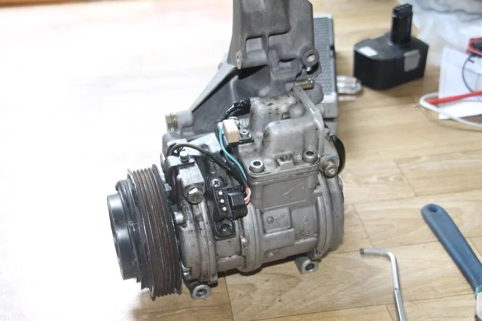 Компрессор 124. Мерс 124 компрессор. Насос кондиционера мерседес 124w. Компрессор кондиционера w210 m111. Компрессор кондиционера мерседес 124.