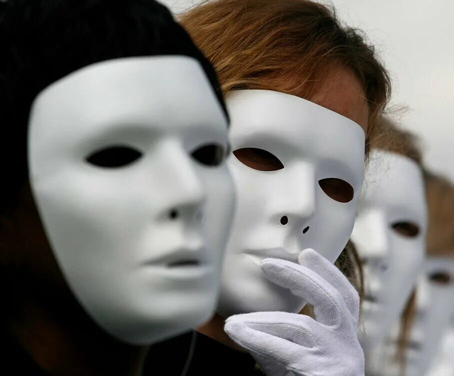Где будут снимать маску. Человек в белой маске. Маска лицемерия. Социальные маски человека. Белая Театральная маска.
