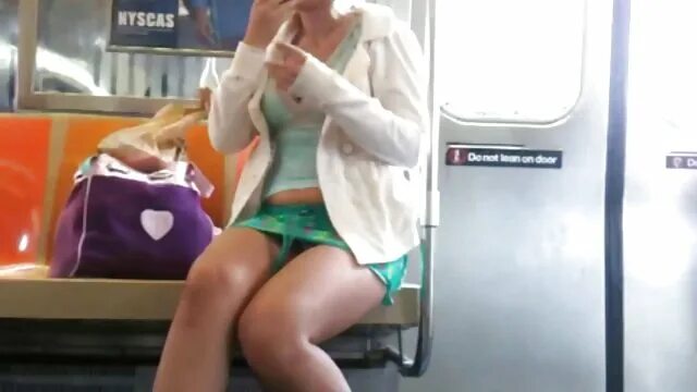 Девушка в белых трусиках попалась на камеру в метро