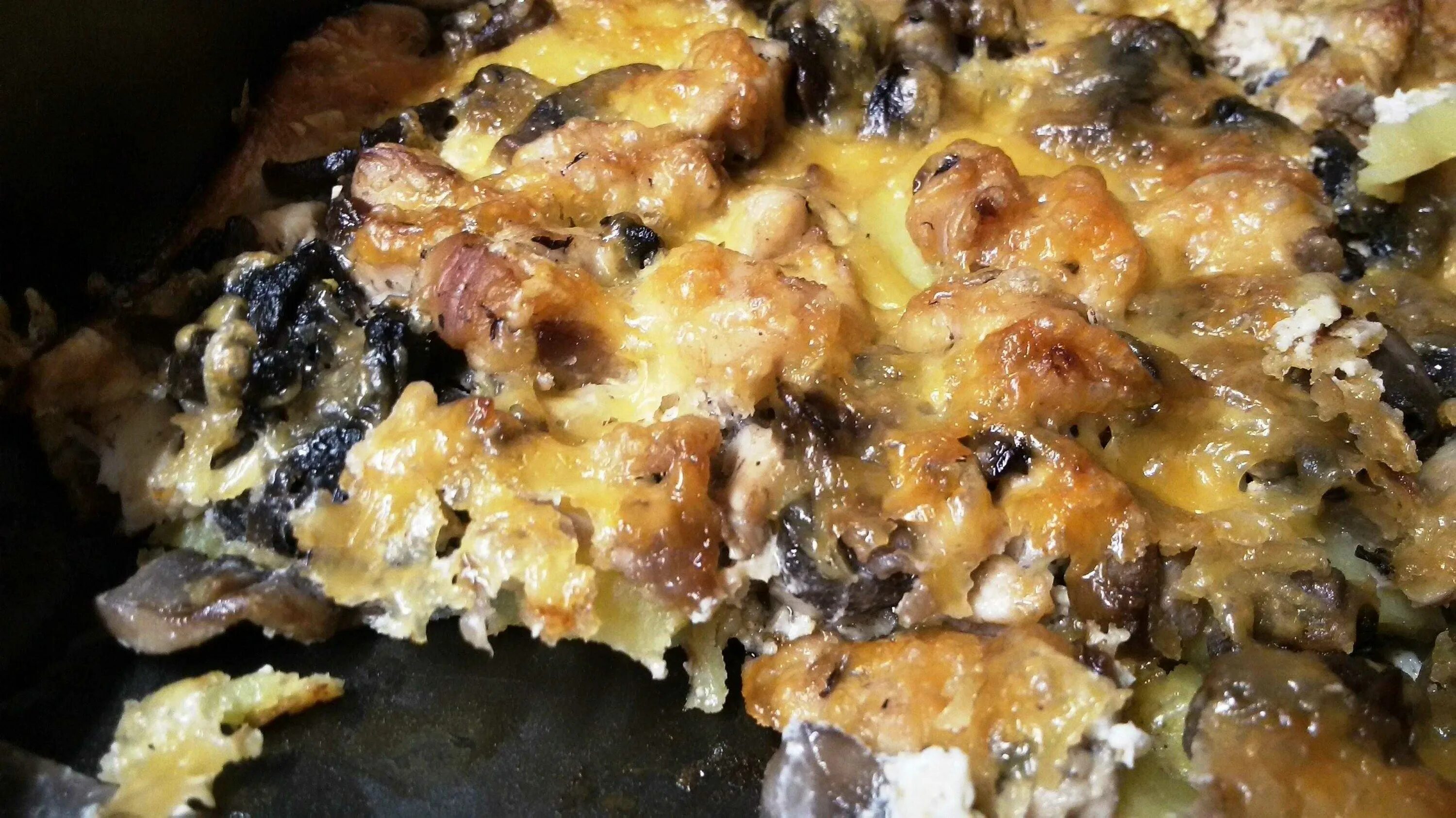 Картошка с грибами под сыром. Хрустящая картошечка, запеченная с грибами. картошка с грибами в духовке. картофель запеченный с шампиньонами в духовке. запеченный картофель с грибами в духовке.