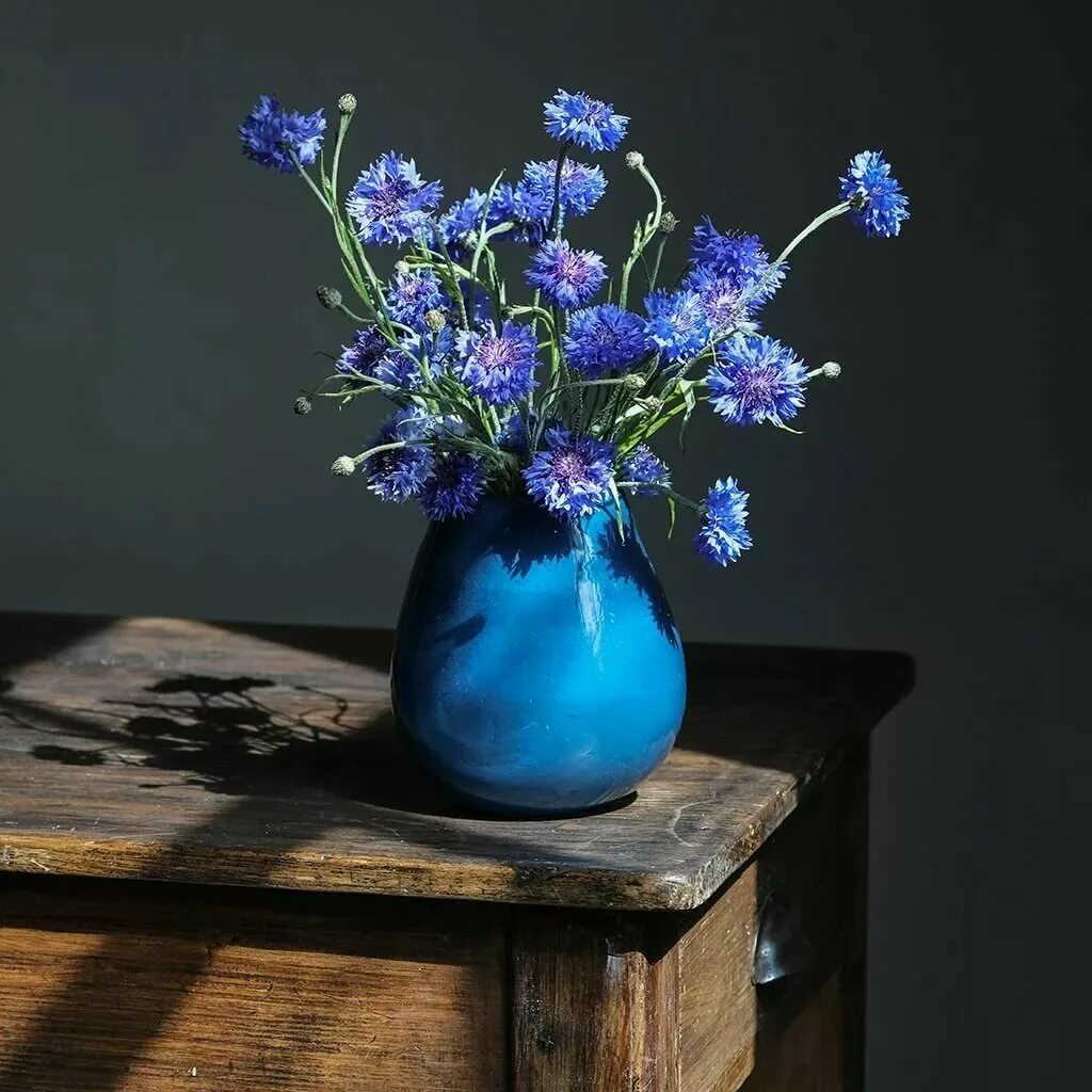 Синяя ваза с цветами. Васильки в вазе.