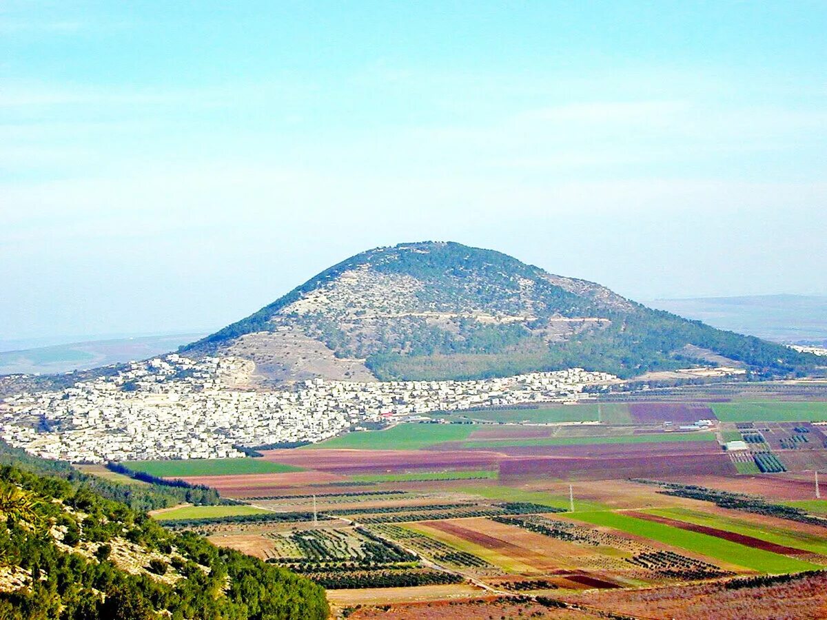 Преображение иисуса на горе фавор. Преображение на горе фавор. Гора фавор преображение господне. Гора фавор преображение господне облако чудо. Иисус илия моисей преображение.