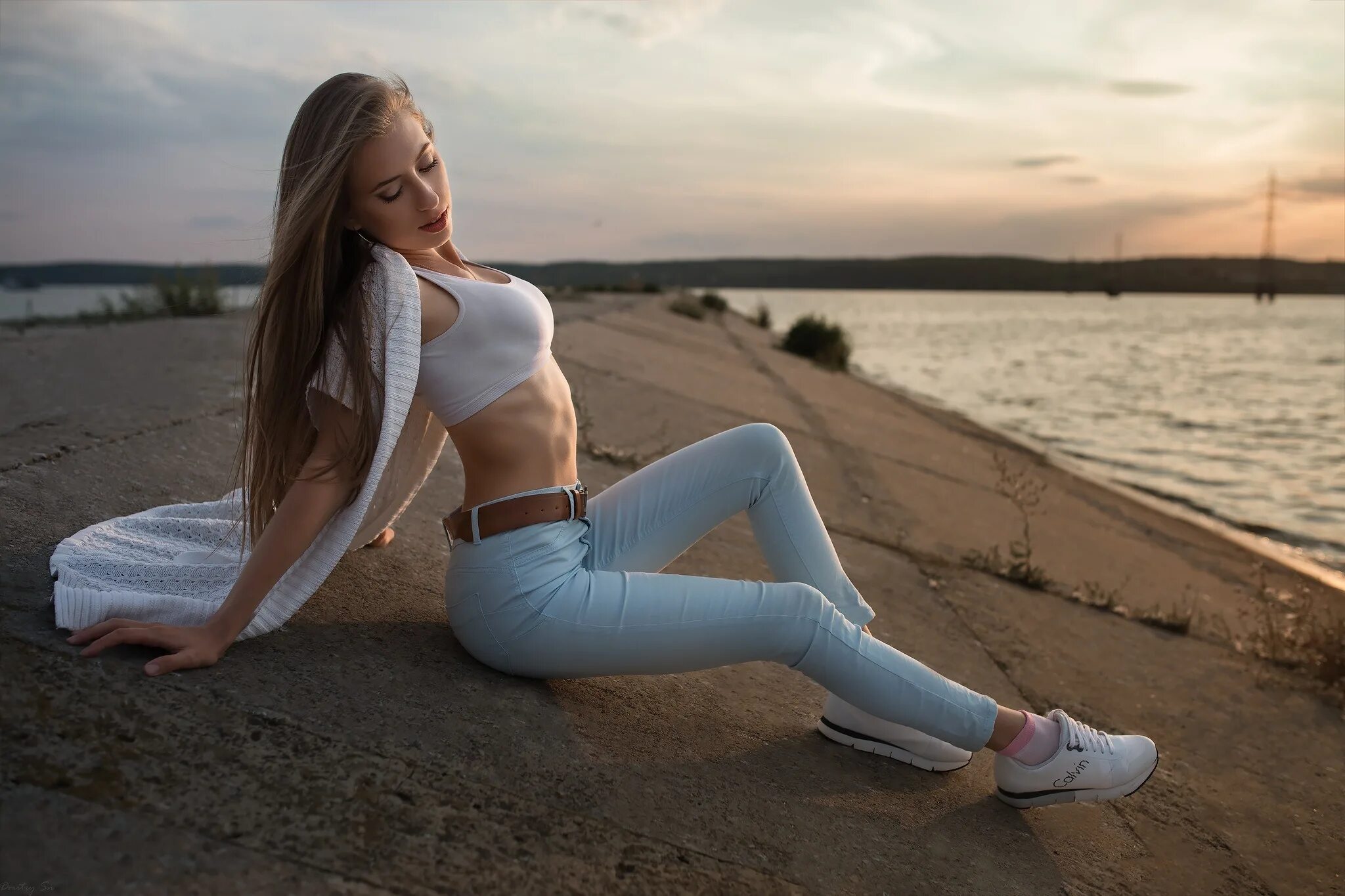 Русскую красивую худую молодую девушку