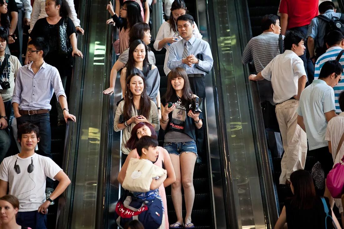 Люди на улицах гонконга. Гонконг китайцы. Гонконг население численность 2021. Гонконг население. Гонконг люди.