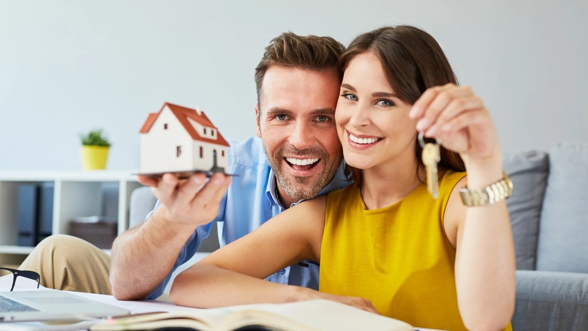 Ипотека или кредит на покупку. Ипотека. Покупатель квартиры. Выбор квартиры. Недвижимость ипотека.