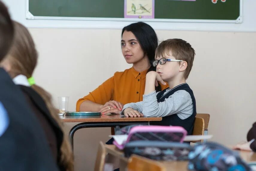 Тьютер в школе. Аутист в школе. тьютор в школе. дети с аутизмом в школе. дети с рас в школе.