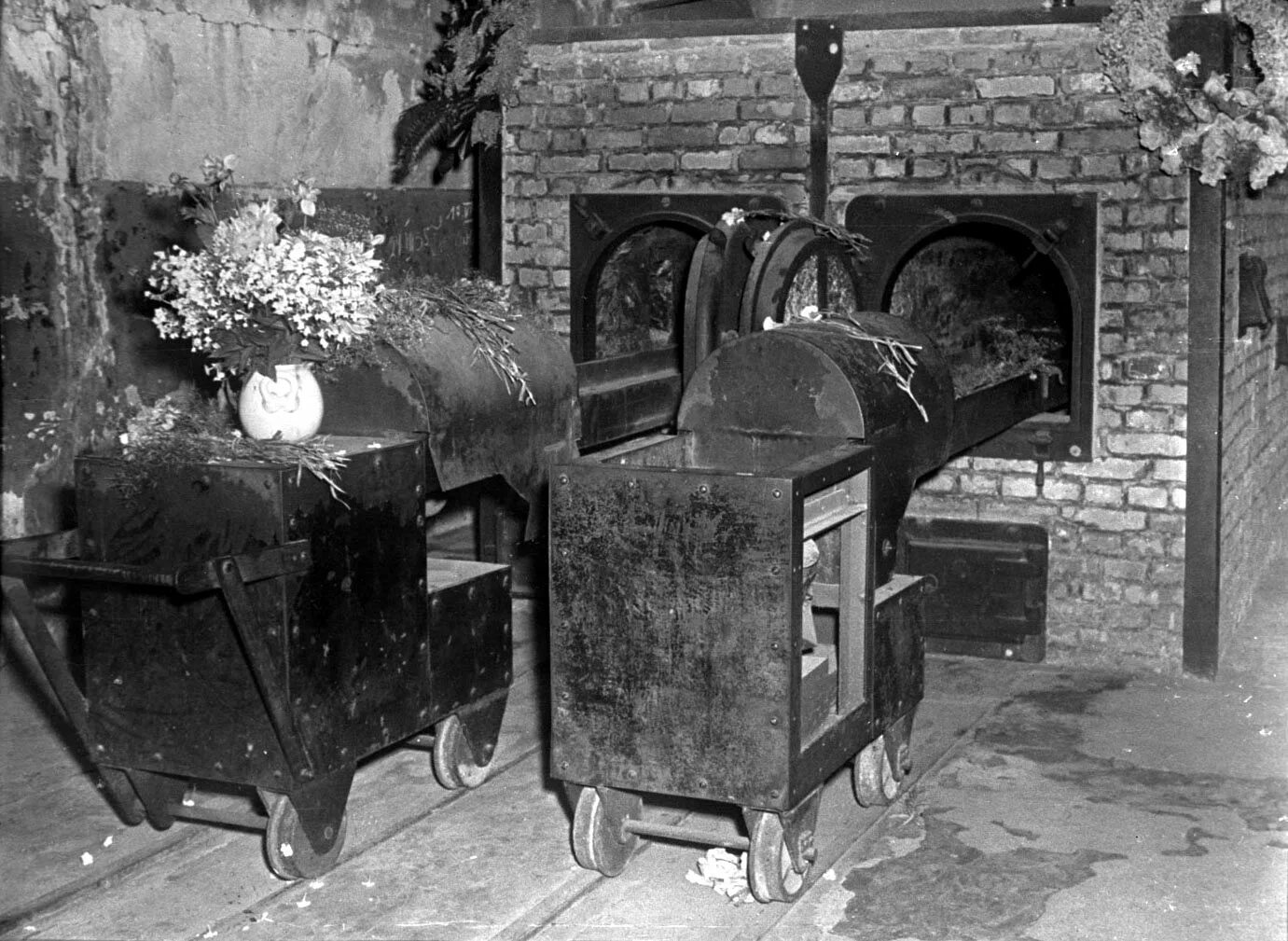 Аушвиц концлагерь крематорий. Освенцим/auschwitz крематорий. Освенцим биркенау крематорий. Аушвиц концлагерь крематорий. Крематорий контрационный лагерь.