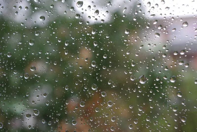 Барабанил дождь слушать. Дождь за окном. За окном барабанит дождь. Барабанит дождь. Дождь барабанит по стеклам.