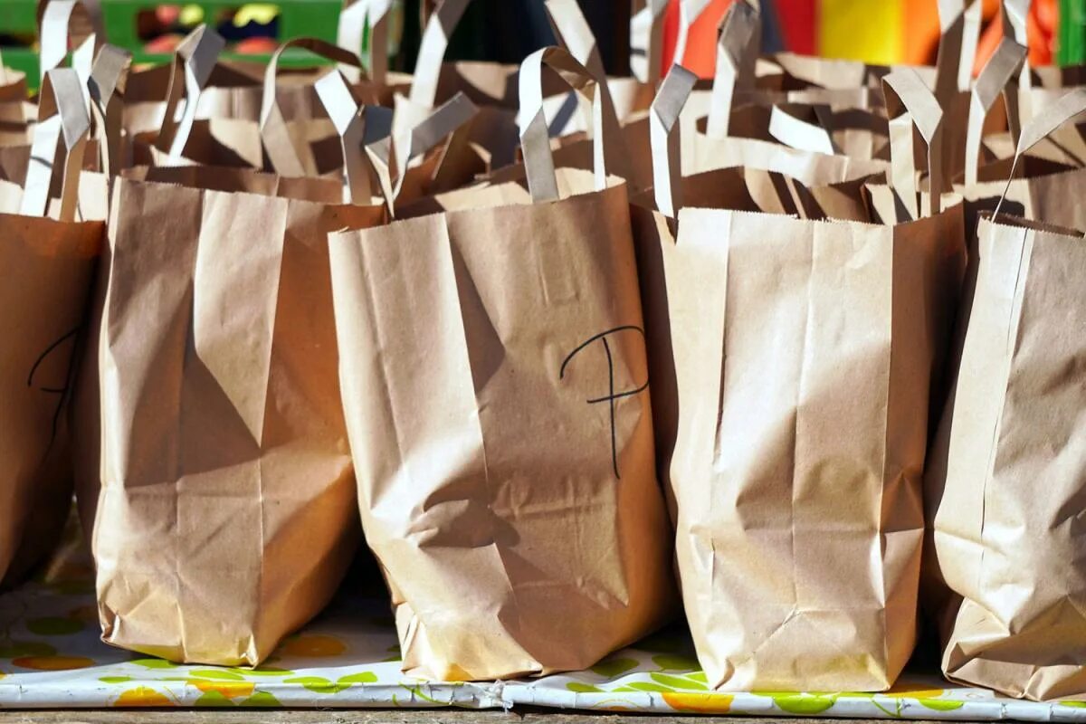 Собрать полный пакет. Пакет бумажный. Пакет с продуктами. Бумажные пакеты для продуктов. Бумажный пакет с едой.