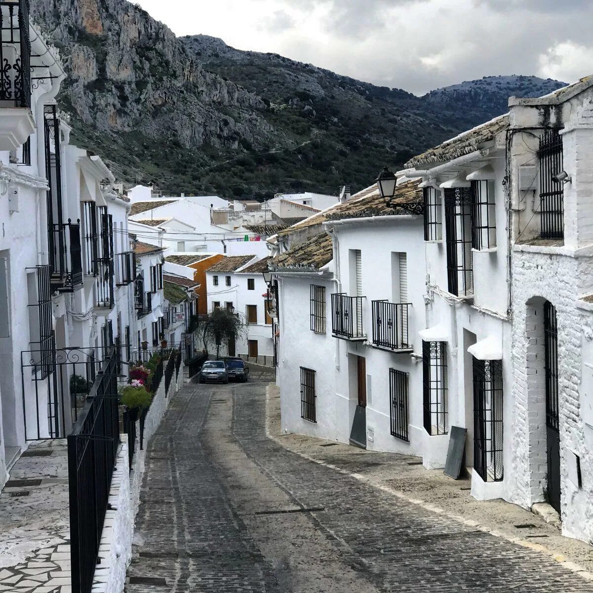 White village. Вайт Вилладж Сочи. Андалузская деревня Wight Hills. Белые деревни Андалусии. Деревня белая.