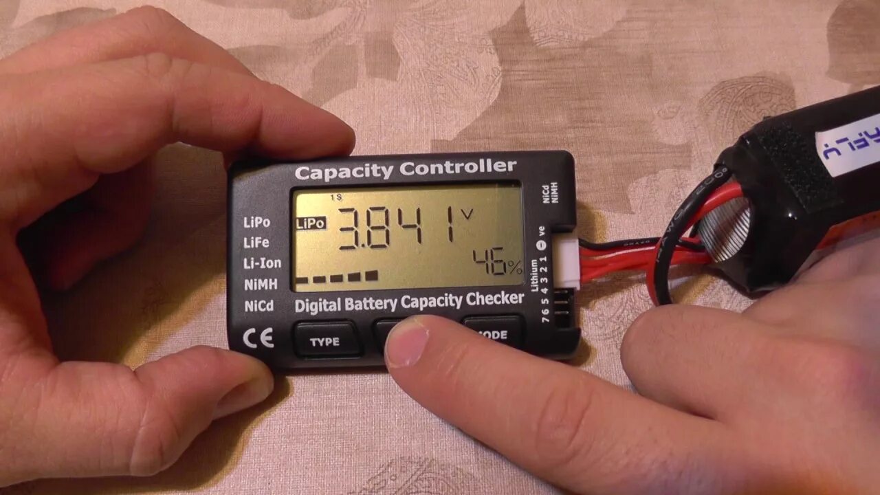 Battery capacity. Battery capacity Tester fx35. Тестер емкости li-ion аккумуляторов. Cell Battery тестер. Тестер батарей Lipo.
