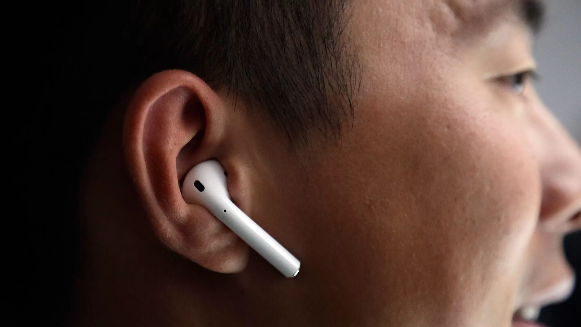 Airpods плохой звук. Apple AIRPODS 2.2 В ухе. Apple AIRPODS 2 В ушах. Apple AIRPODS Pro 2 в ушах. Наушники Эппл беспроводные 2 в ушах.