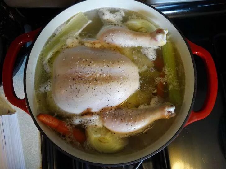 Сколько варить курицу для супа после. Суп с курицей. Суп с целой курицей. Супчик из целого цыплёнка. Целая курица в бульоне.