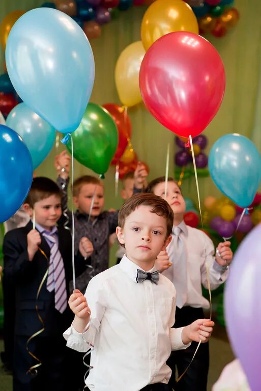 Выпускной джентльмены выпускной в детском саду. Выпускной в детском саду. Фотосъемка выпускного в детском саду. Фотосессия на выпускной в детском саду. С выпускным из детского сада.