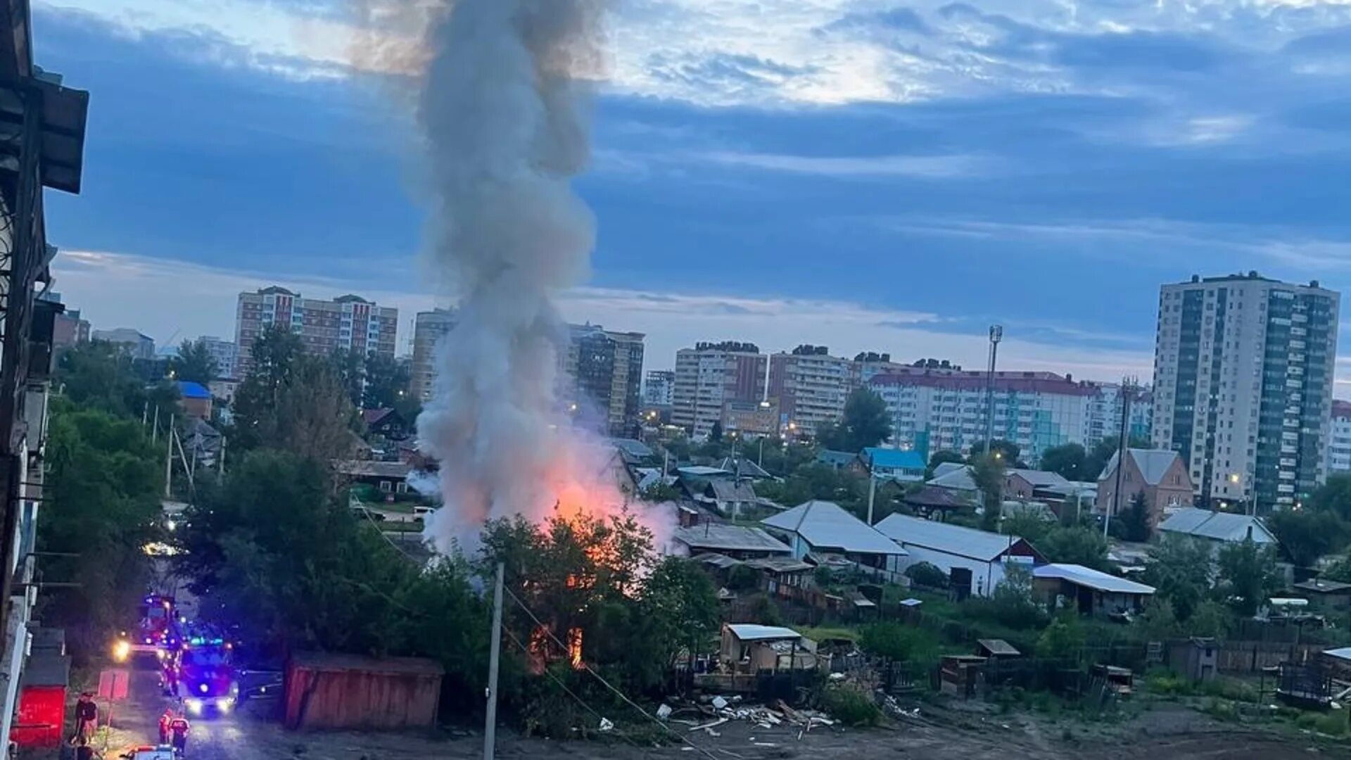 Что случилось в абакане сегодня. Некрасова 27 Абакан. Пожары в Сибири. Дом горит. Пожар в деревянном доме.