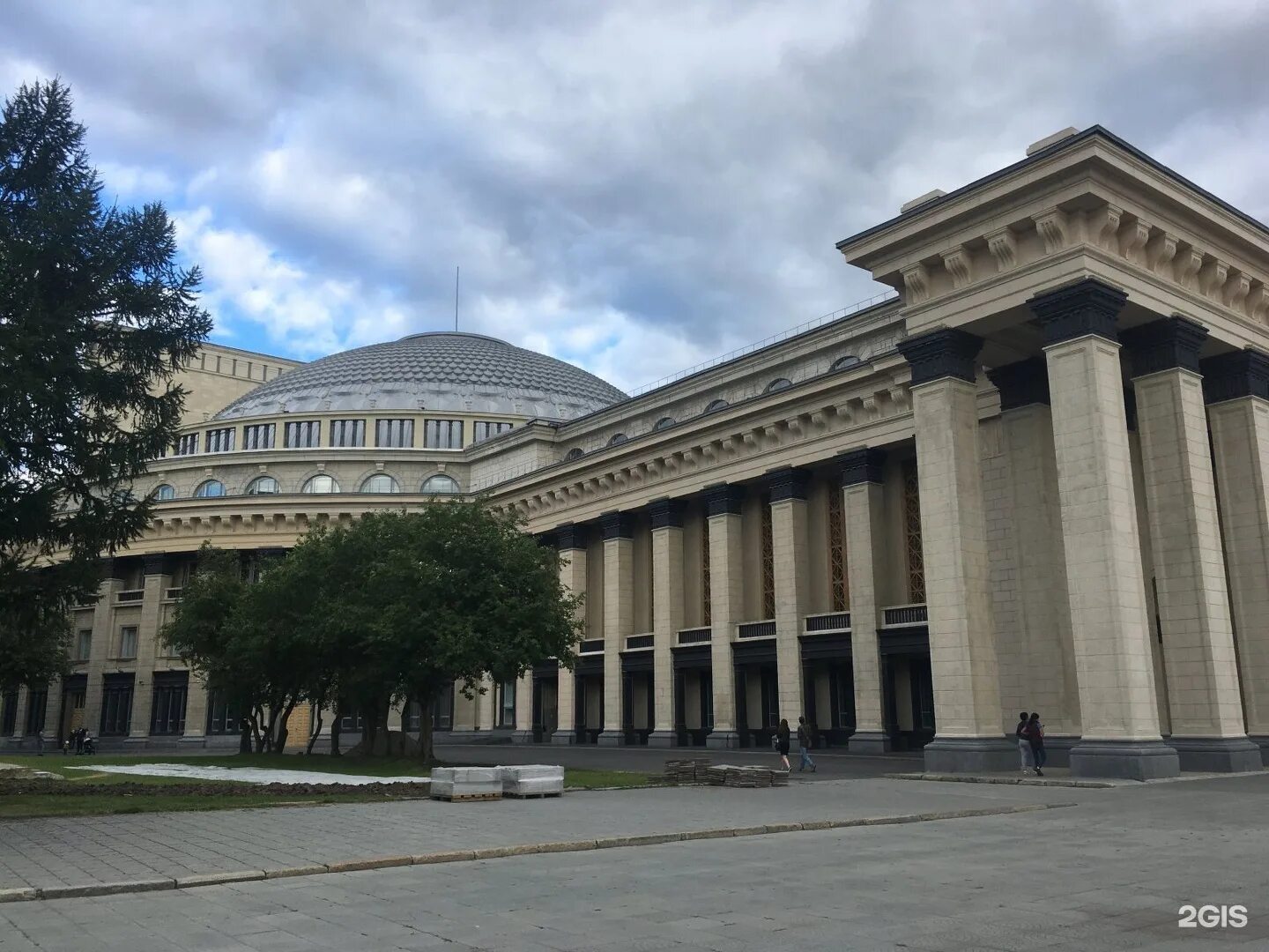 Большой театр новосибирск. Театр оперы и балета Новосибирск. Академический театр Новосибирск. Сквер оперного театра Новосибирск. Новосибирский большой театр.