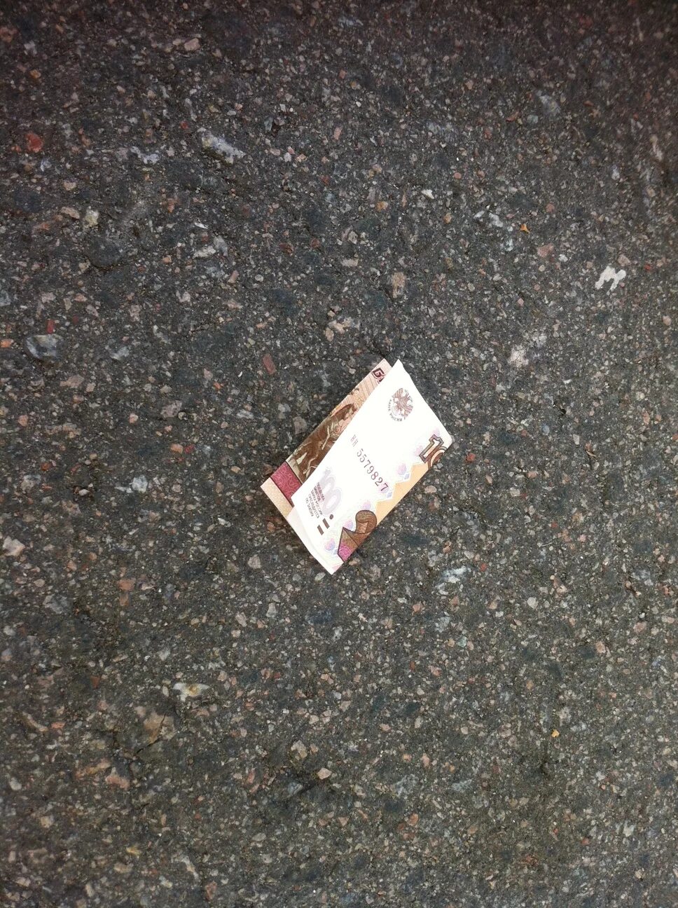 монетка на земле. найти рубль на дороге. монетка на дороге. найти рубль на дороге. найти деньги на улице.