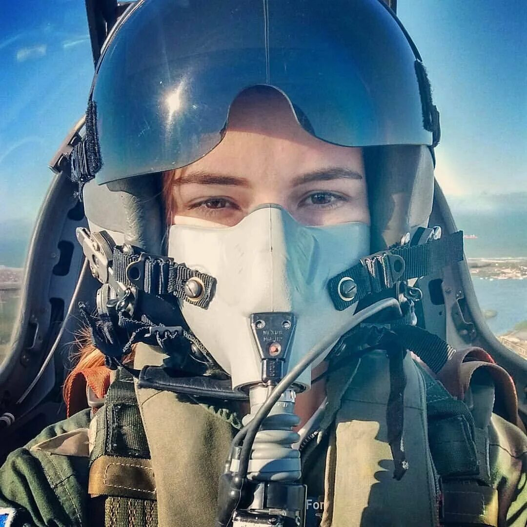 Пилот f-18. Как стать пилотом истребителя. Пилот f-16 в шлеме. Пилот апача. Пилот истребителя миг 29.