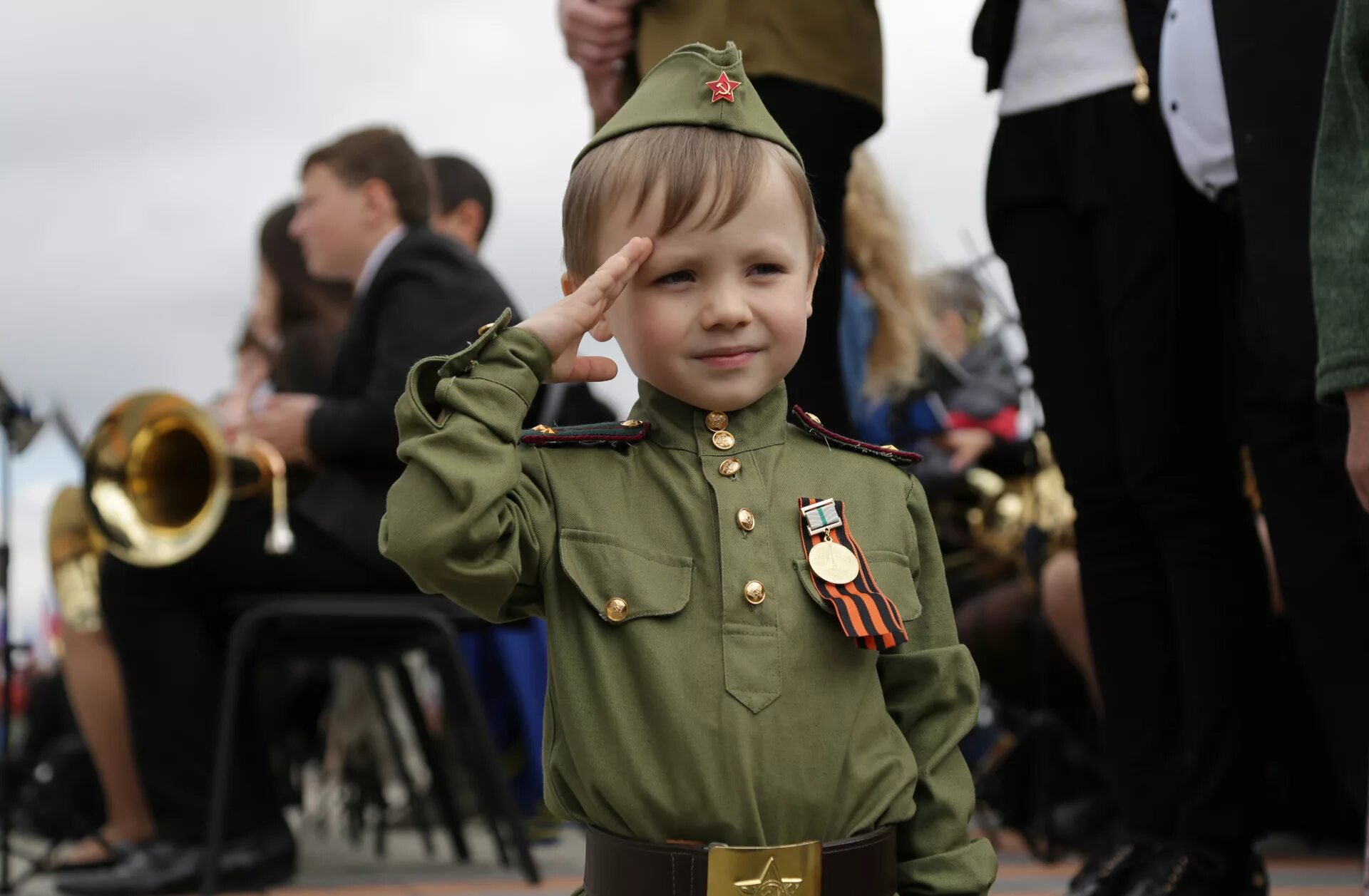 Отдавать детей в люди