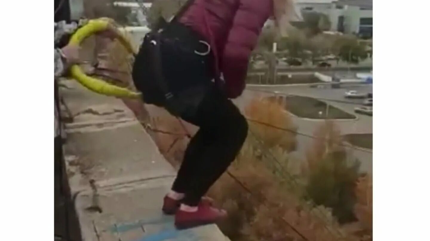 Прыгнула и разбилась. Девочка прыгнула с крыши. Прыжок с крыши на веревке. Тарзанка с крыши.