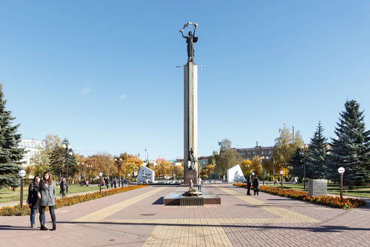 Пл победы калуга. Площадь Победы Калуга. Монумент Победы Калуга. Площадь Победы Калуга вечный огонь. Калуга площадь Победы монумент.